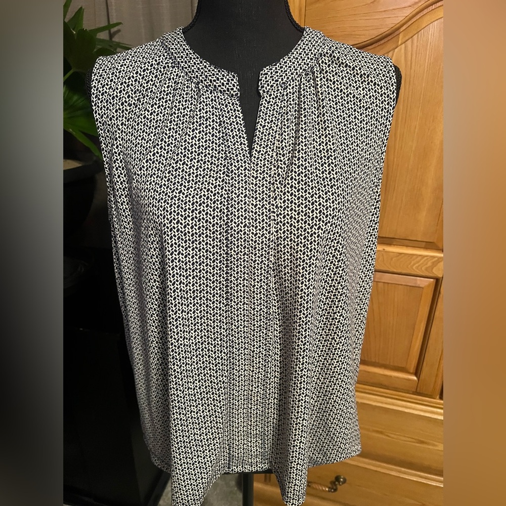 H&M sleeveless blouse 
Size Large
Excellent condition 
93% polyester